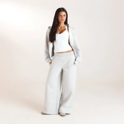 Lounge Grey In White