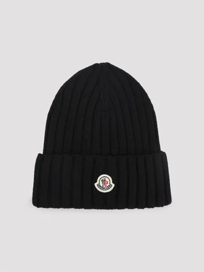Moncler Mol20933b00036a9327999bb Ribbed Merino Wool Beanie In Black