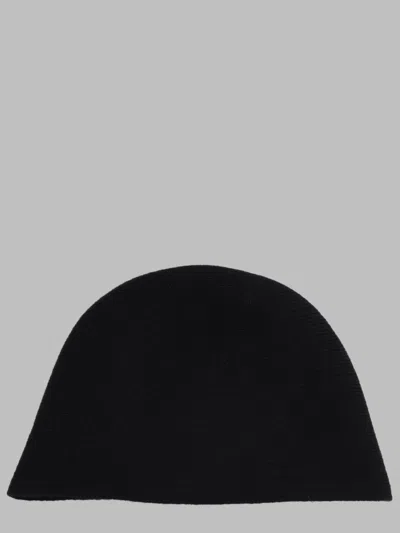 Uma Wang Berretto A Coste In Cashmere In Black