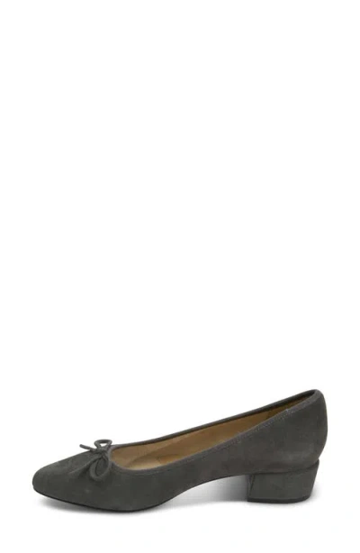 Vaneli Aleka Leather Pump In Mouse