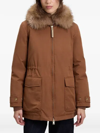 Woolrich 페이크 퍼 칼라 드로스트링 코트 In Brown