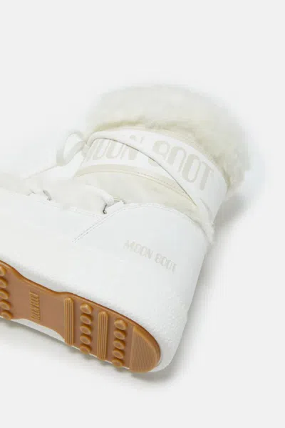 Moon Boot In White
