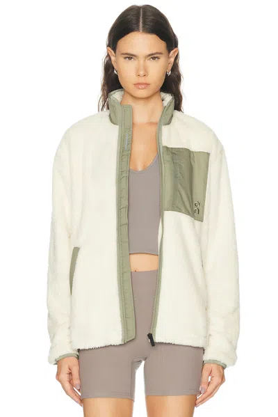 On Ascent Fleece Jacket In White