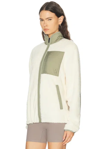 On Ascent Fleece Jacket In White