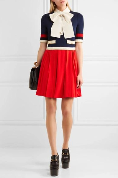 Shop Gucci Bow-detailed Ribbed Knit-trimmed Pleated Stretch-crepe Mini Dress In Red