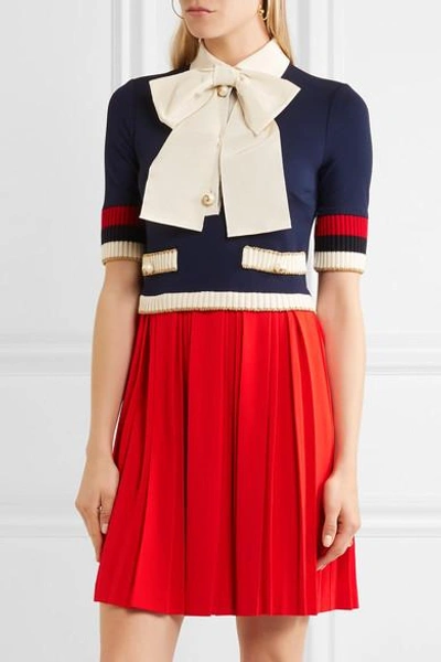 Shop Gucci Bow-detailed Ribbed Knit-trimmed Pleated Stretch-crepe Mini Dress In Red