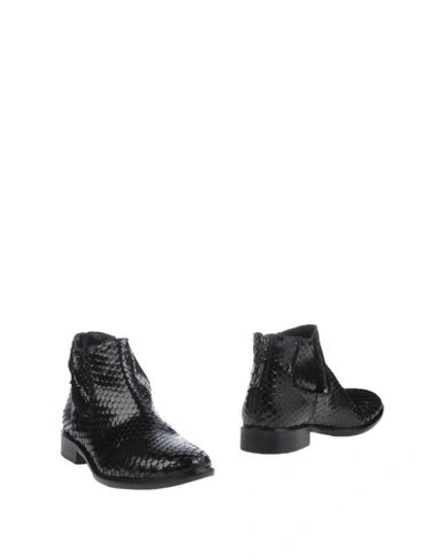 Strategia Ankle Boots In Black