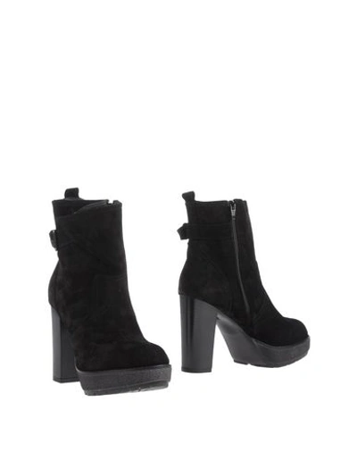 Manas Ankle Boots In Black