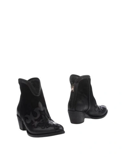 Elena Iachi 短靴 In Black