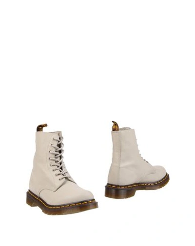 Dr. Martens' 短靴 In Beige