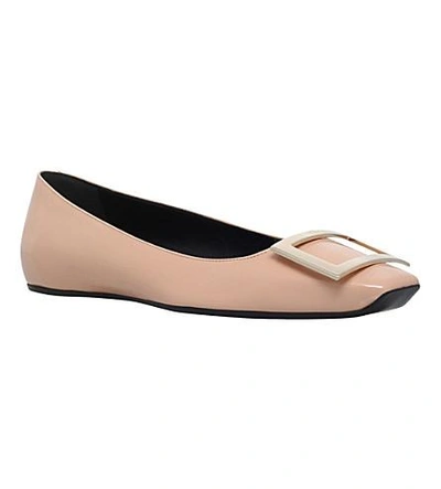 Shop Roger Vivier Trompette Patent-leather Ballerina Flats In Nude