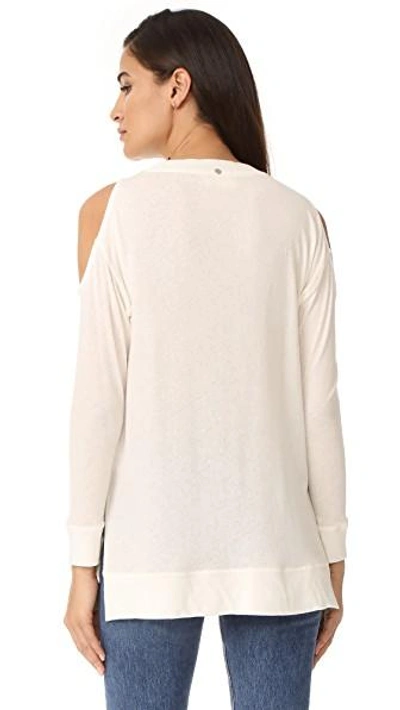 Shop Alice And Olivia Air Landon Cold Shoulder Tee In Off White