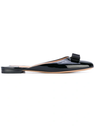 Ferragamo Rounded Toe Bow Mule In Black Patent