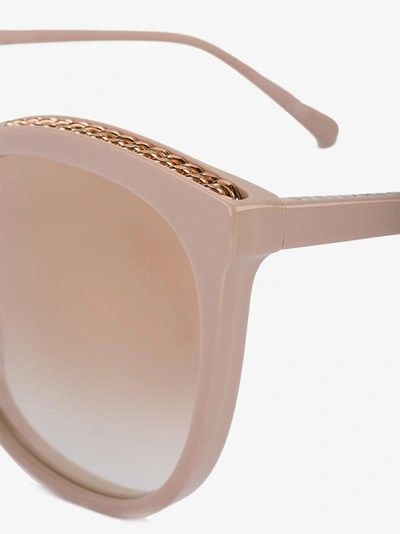 Shop Stella Mccartney Eyewear Sonnenbrille Mit Kettendetail In Pink&purple