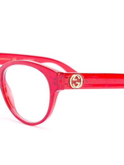 Shop Gucci Transparent Glitter Curved Glasses In Red