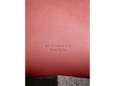 Shop Burberry The Medium Banner Aus Leder Mit House Check-muster In Mauve Pink