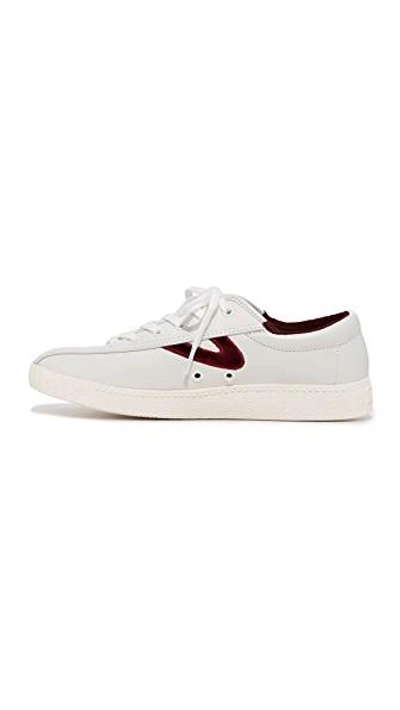 Tretorn Nylite 15 Plus Sneakers In White/rubino