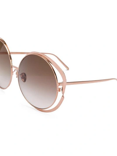 Shop Linda Farrow Gallery Round Frame Sunglasses - Metallic