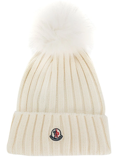 Shop Moncler Gerippte Strickmütze Mit Fuchspelzbommel In White