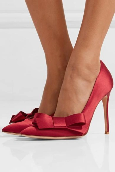 Shop Gianvito Rossi Kyoto 100 Bow-embellished Satin Pumps In Claret