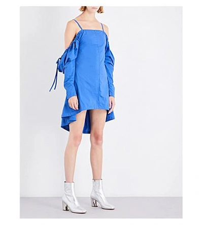 Shop Jw Anderson Cold-shoulder Cotton Dress In Cobalt
