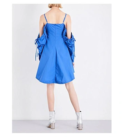 Shop Jw Anderson Cold-shoulder Cotton Dress In Cobalt
