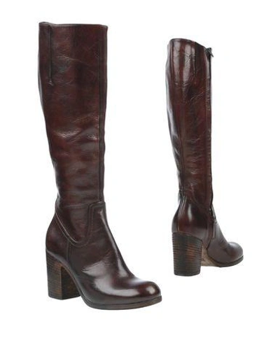 Strategia Boots In Maroon