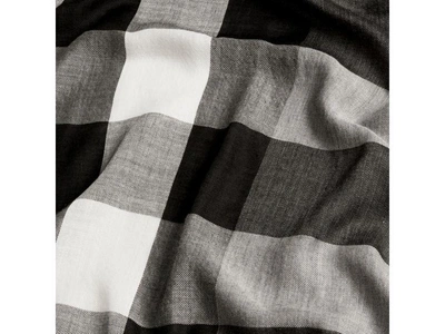 Shop Burberry The Lightweight Check Cashmere Scarf In Mid Grey