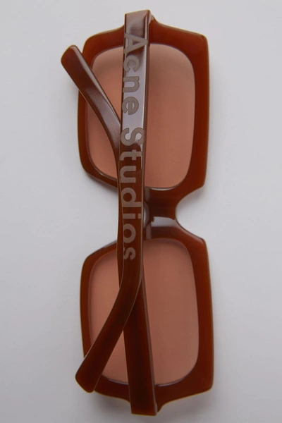 Shop Acne Studios 90 年代大版型太阳镜 巧克力棕 In Chocolate Brown