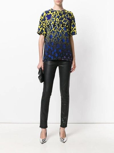 Shop Versace 'flower Dégradé' T-shirt Mit Print - Mehrfarbig In Multicolour