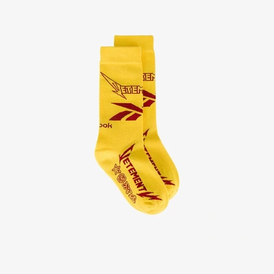 Shop Vetements X Reebok Socken Mit Heavy Metal-print In Yellow