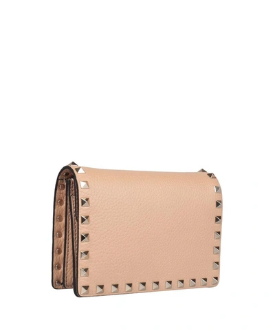 Shop Valentino Rockstud Leather Clutch In Rosa