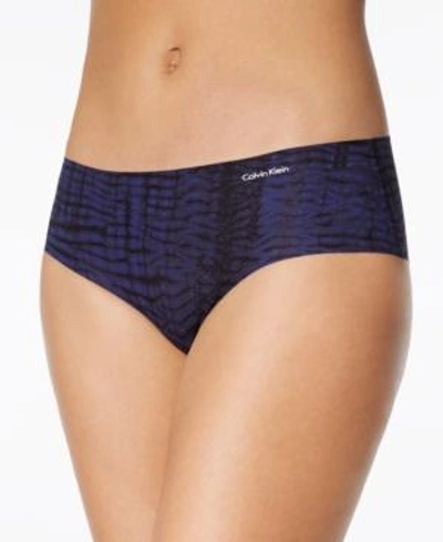 Shop Calvin Klein Invisibles Hipster D3429 In Mysterious Skin