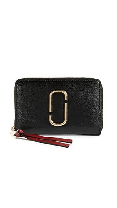 Shop Marc Jacobs Snapshot Small Standard Wallet In Black/chianti