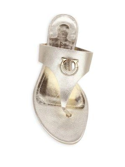 Shop Ferragamo Enfola Metallic Thong Sandals In Sahara