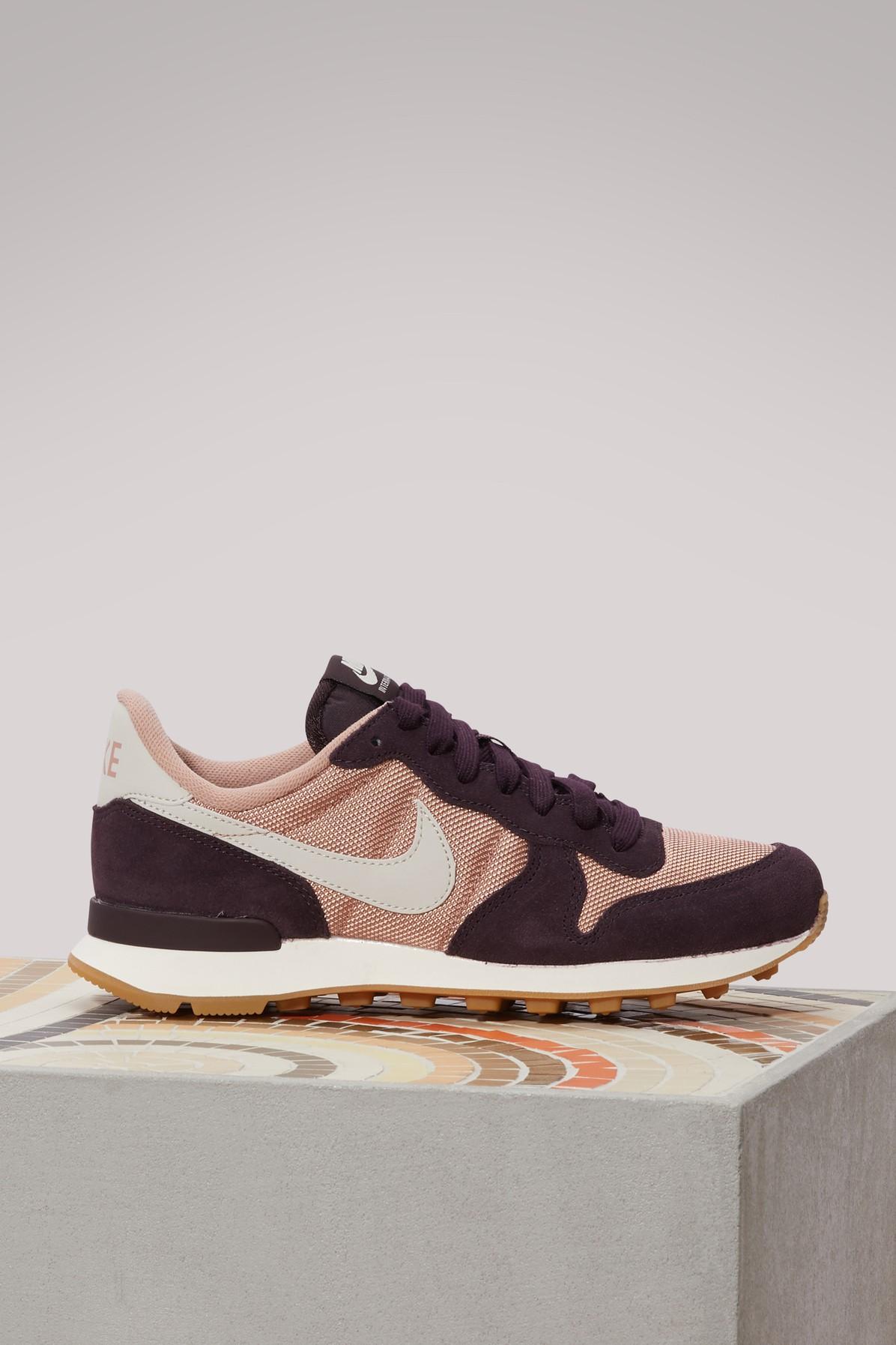 nike internationalist particle pink