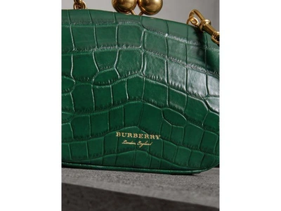 Shop Burberry Kleine Tasche Aus Alligatorleder Mit Bügelverschluss In Dark Green