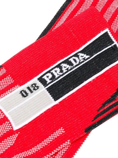 Shop Prada Socken Mit Streifen In F0927 Rosso+nero