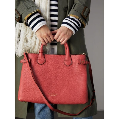 Shop Burberry The Medium Banner Aus Leder Und House Check-gewebe In Cinnamon Red