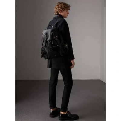 Shop Burberry The Large Rucksack Aus Leder Mit Steppnahtdetail In Black