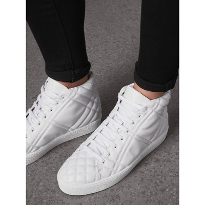 Shop Burberry Hohe Sportschuhe Aus Leder Im Karosteppdesign In Optic White