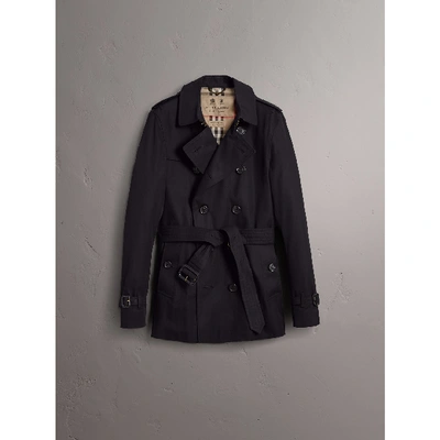 Shop Burberry The Chelsea – Short Trench Coat In Navy