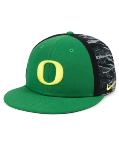 Shop Nike Oregon Ducks Dna True Snapback Cap In Green/black