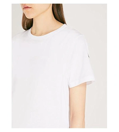 Shop Moncler 标志-补丁 棉-球衣 吨-衬衫 In White