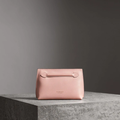 Shop Burberry Clutch Aus Genarbtem Leder Mit Handgelenkriemen In Pale Ash Rose