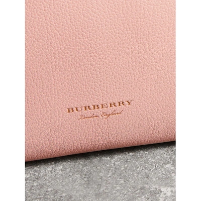 Shop Burberry Clutch Aus Genarbtem Leder Mit Handgelenkriemen In Pale Ash Rose