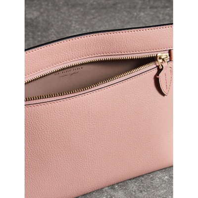 Shop Burberry Clutch Aus Genarbtem Leder Mit Handgelenkriemen In Pale Ash Rose