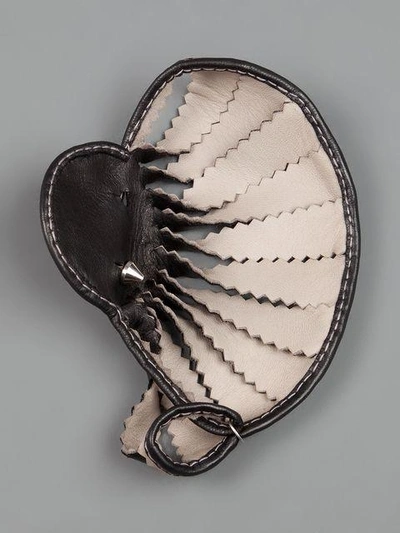 贝壳造型袖口皮饰