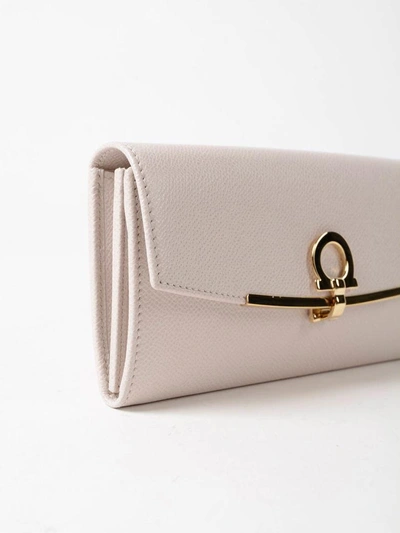 Shop Ferragamo Gancino Clip Wallet In Jasmine