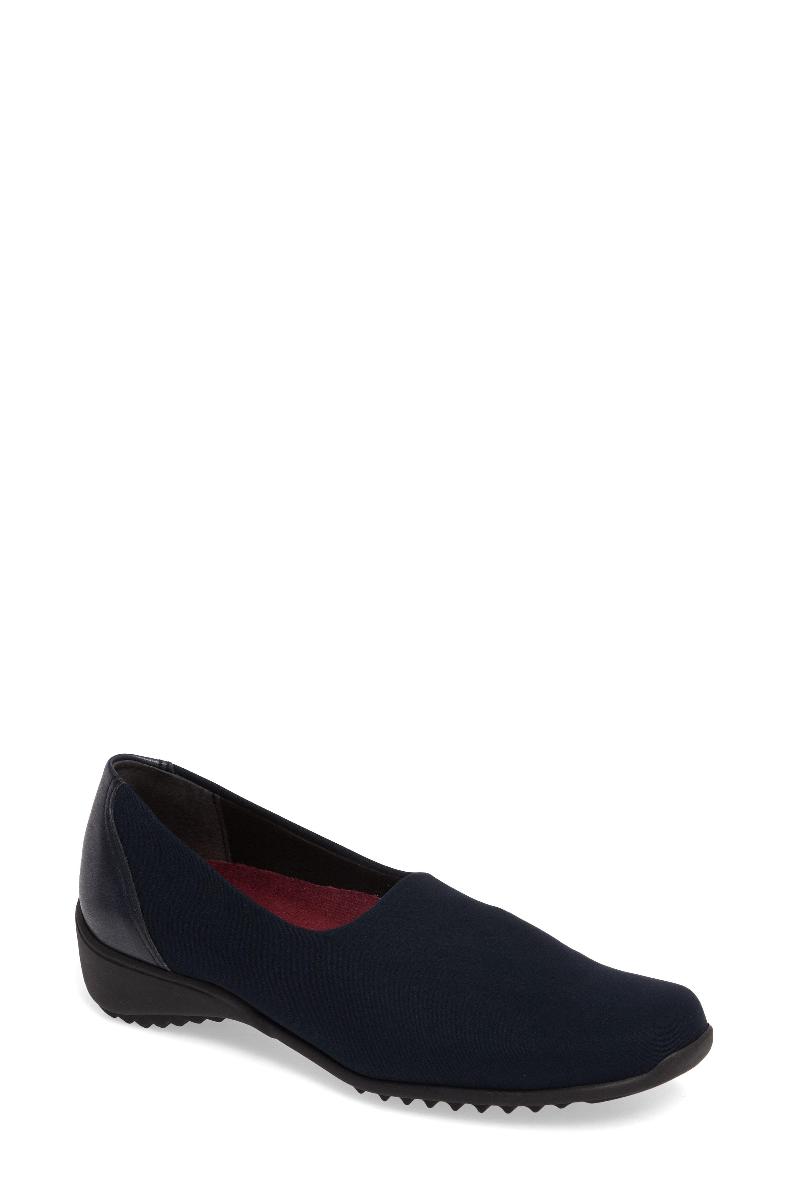 munro traveler slip on